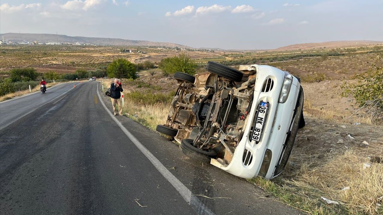Minibüs devrildi, 2 yaralı!