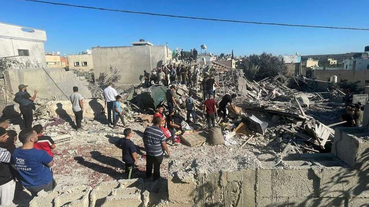 Siyonist işgal rejimi Filistinli esirlerin evlerini yıktı