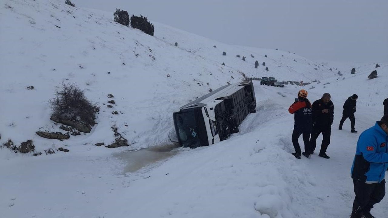 Sivas'ta cenazeden dönen otobüs devrildi! Onlarca yaralı var!