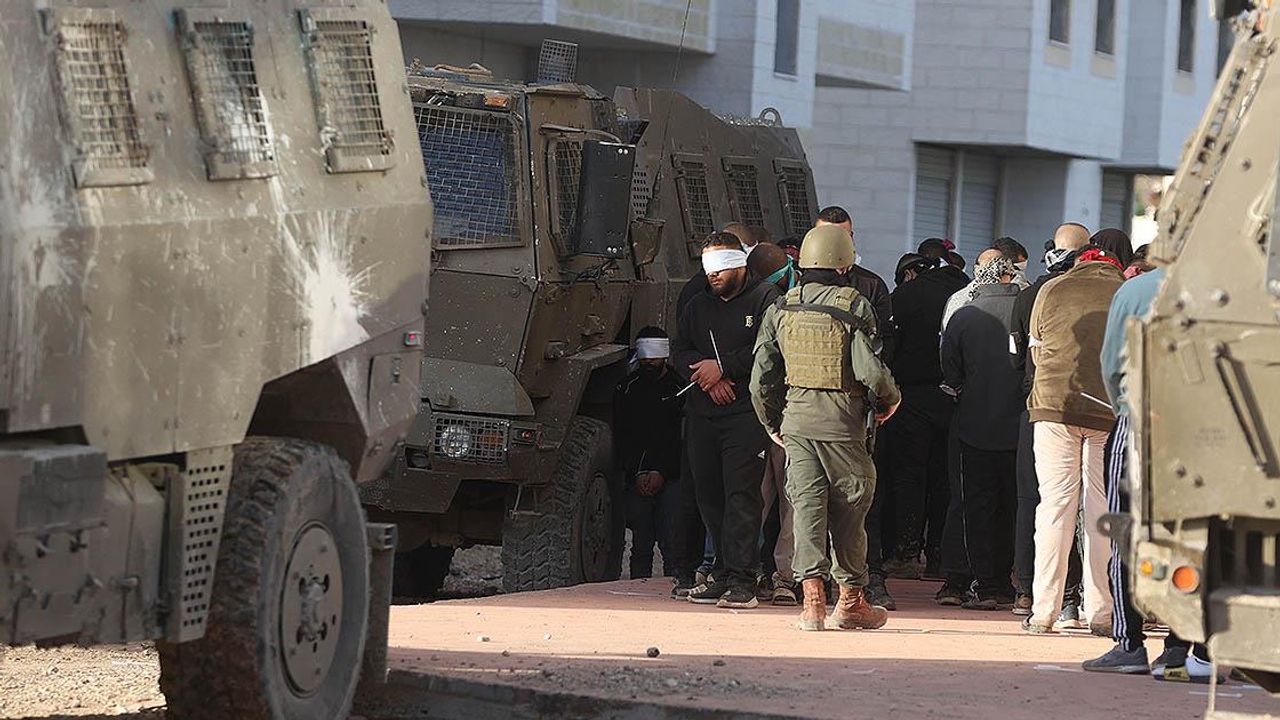 İsrail, Batı Şeria'da 6 bin 220 Filistinliyi gözaltına aldı