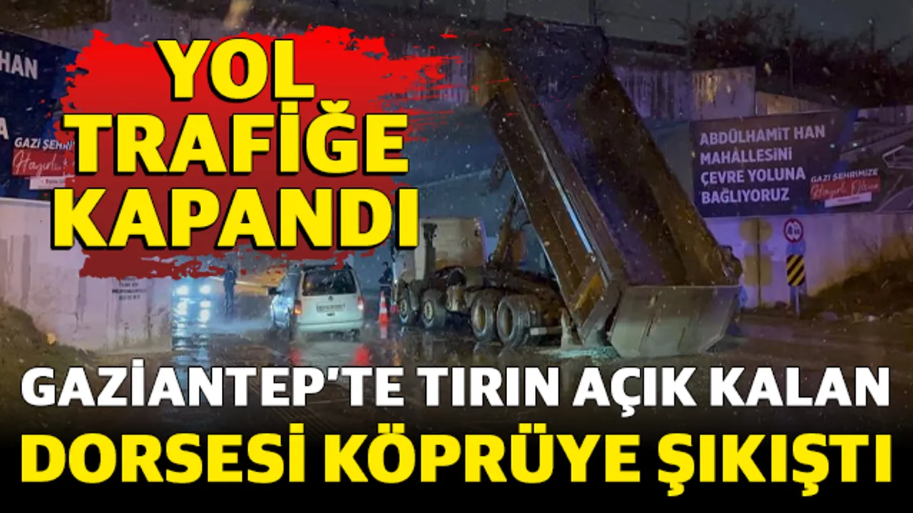 Gaziantep’te tırın dorsesi köprüye şıkıştı: Yol trafiğe kapandı