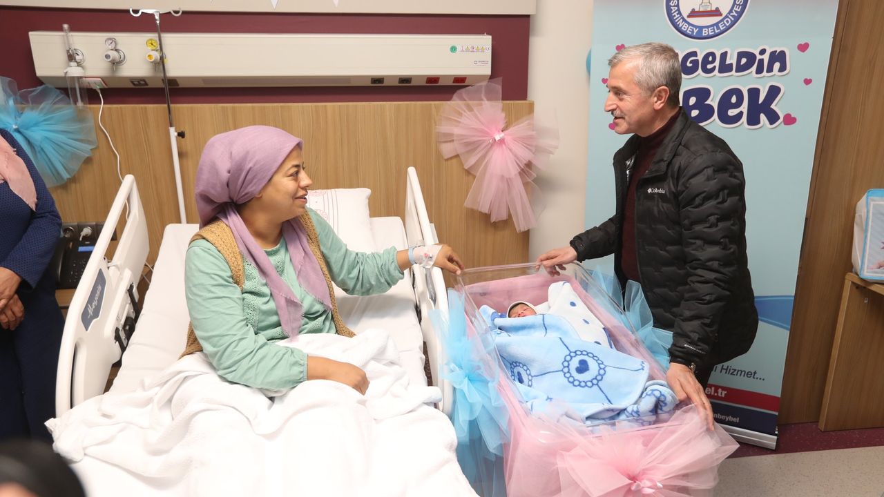 Tahmazoğlu’ndan yılın ilk bebeğine özel ziyaret
