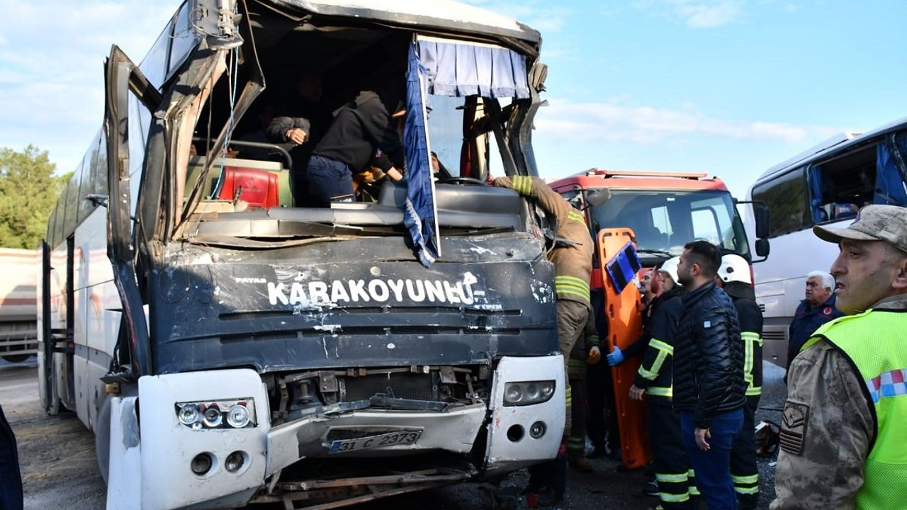 İki işçi servisi çarpıştı! Çok sayıda yaralı var