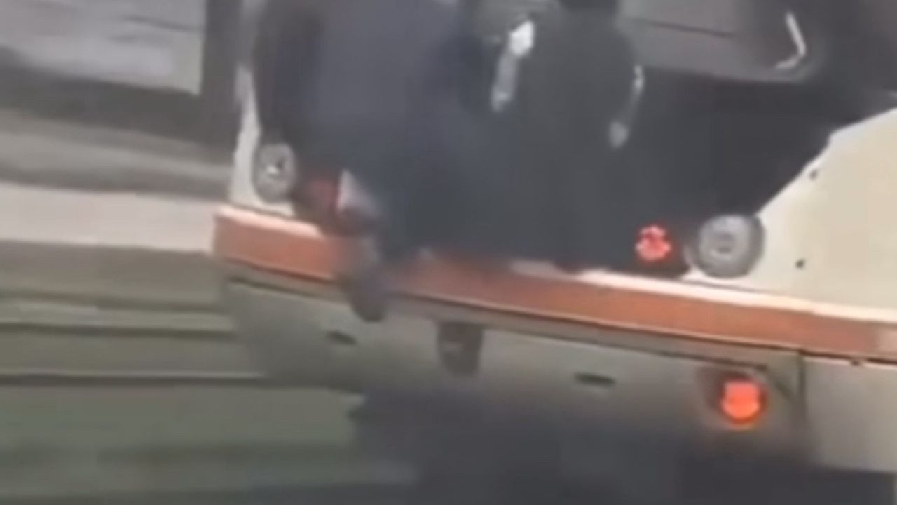Gaziantep'te tramvayın arkasına tutunan çocuklar korkuttu