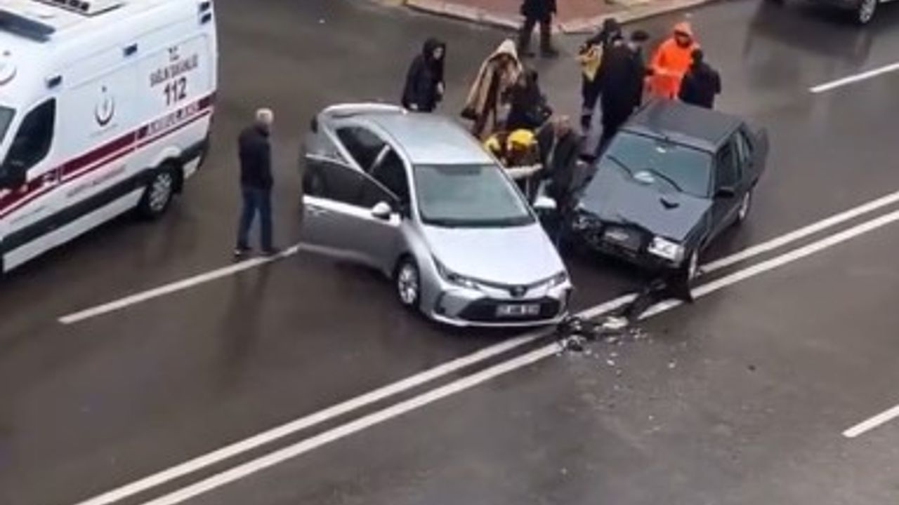 Gaziantep’te Trafik Kazası! 2 Araç Birbirine Girdi!