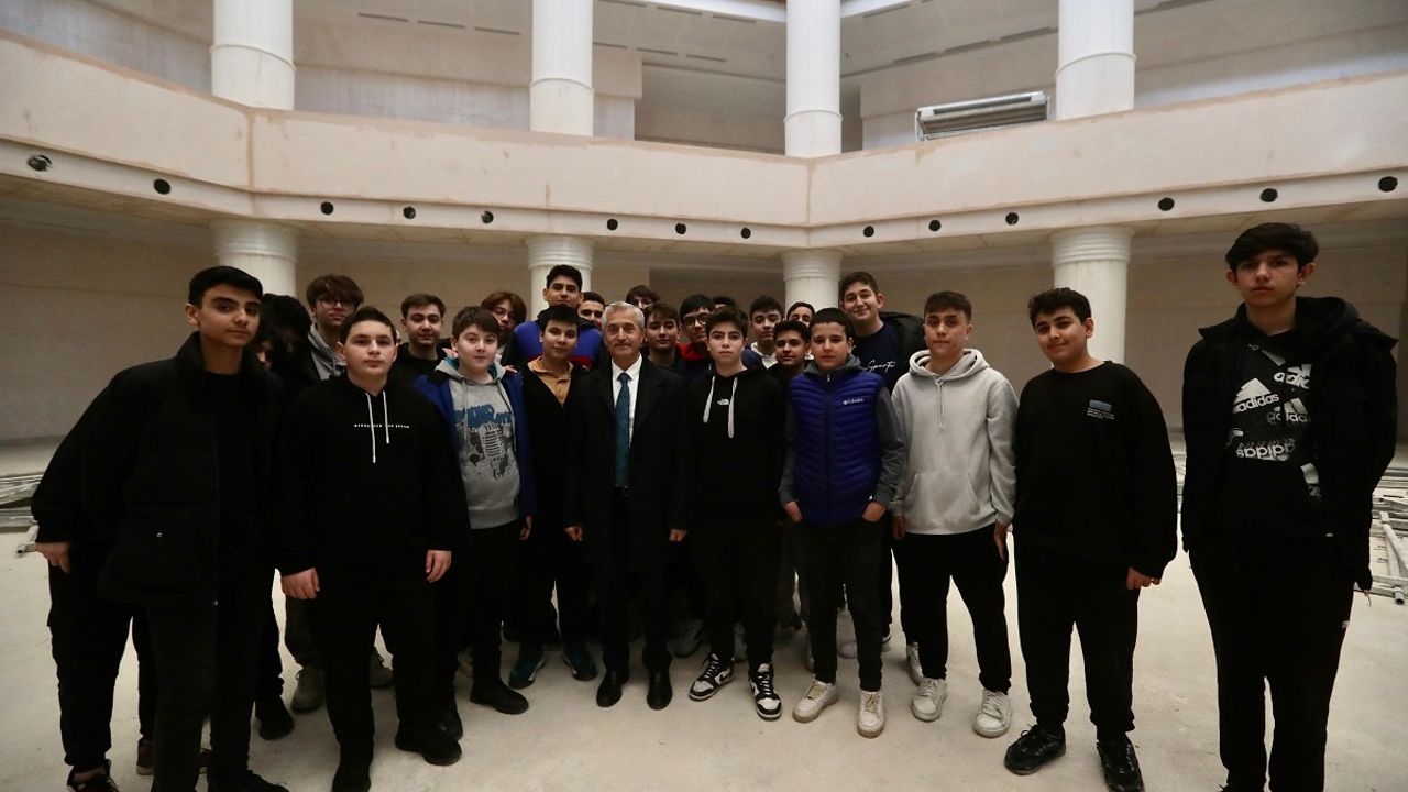 Tahmazoğlu’ndan Gençlerle Kütüphane Turu!