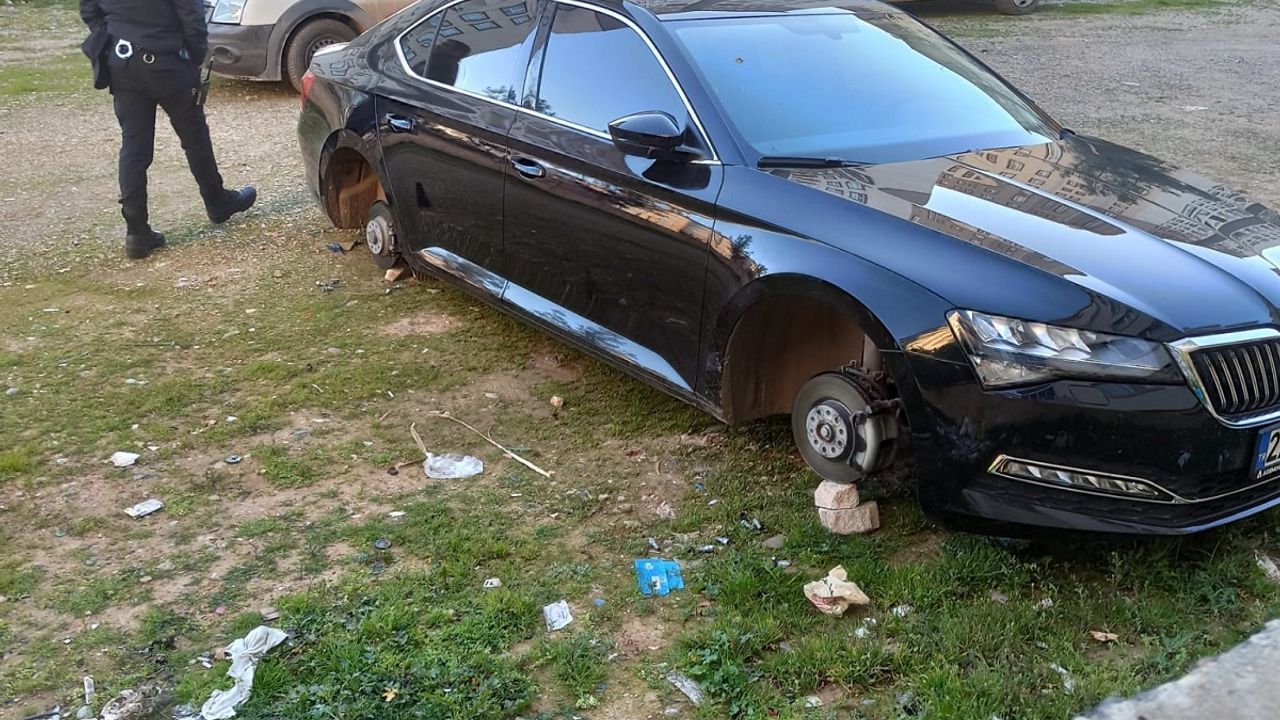 Gaziantep'te Lüks Otomobilin Lastik ve Jantları Çalındı