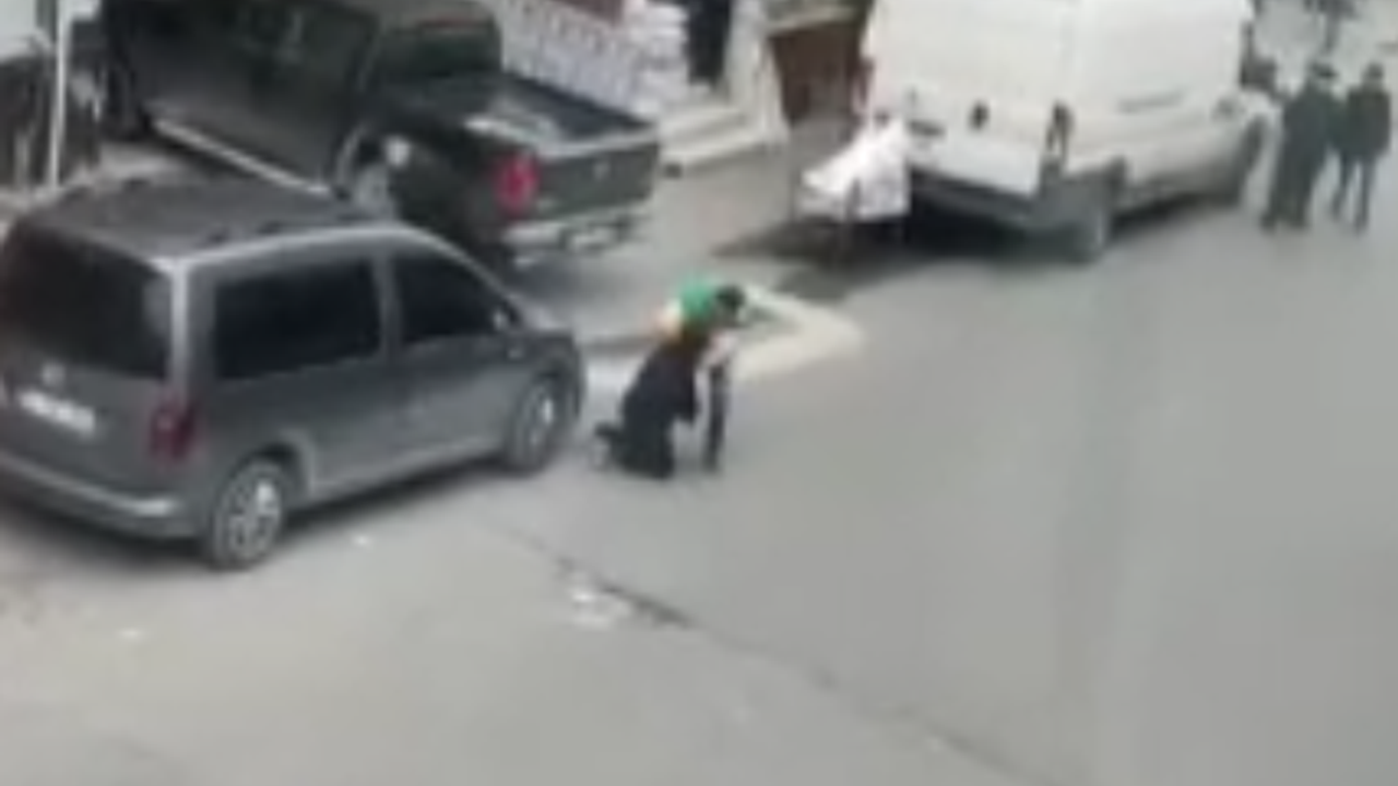 Kadına şiddete uçan tekmeli müdahale!