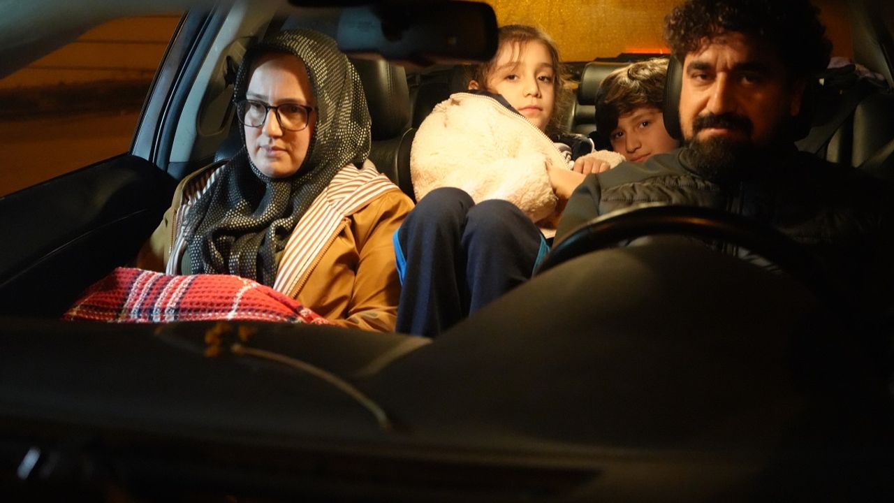 Deprem Korkusuyla Geceyi Arabada Geçirdiler!