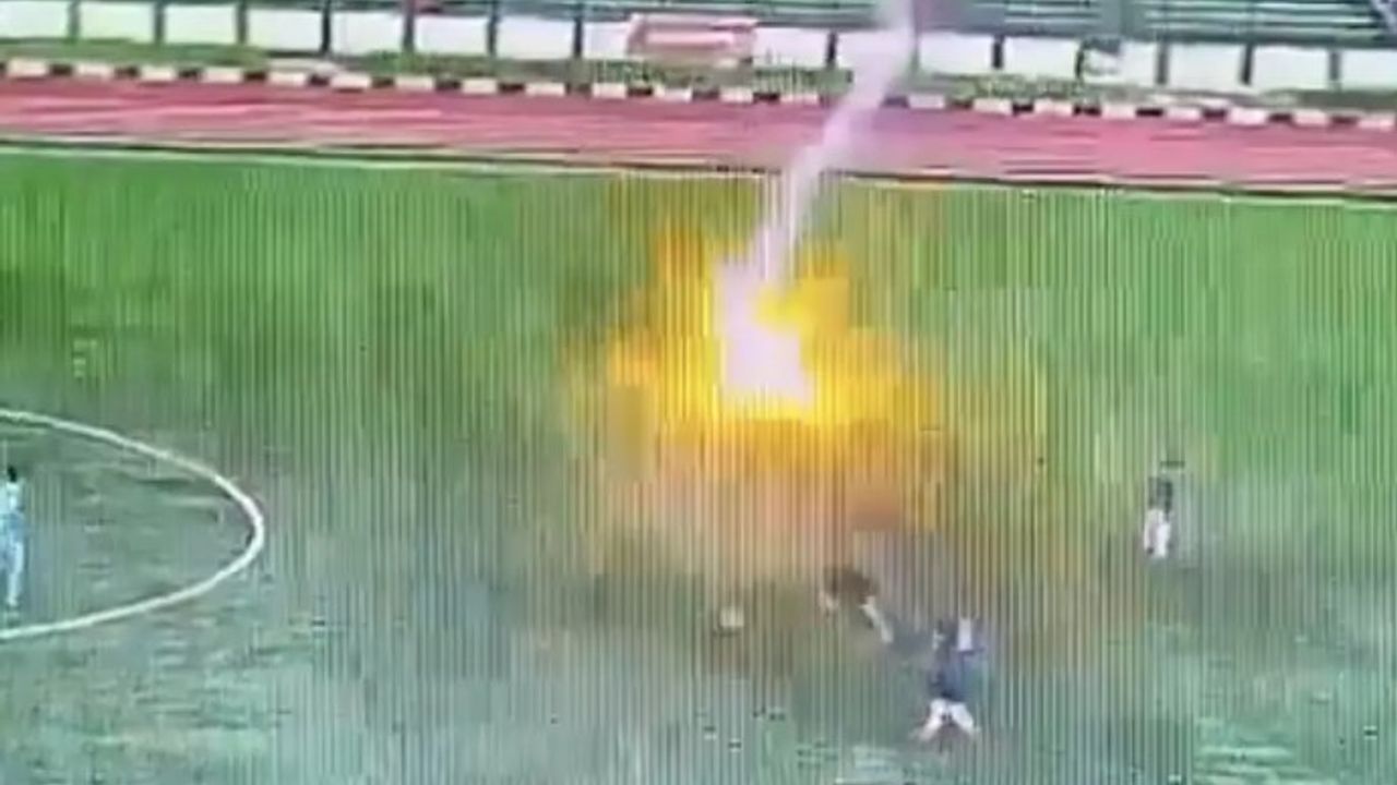 Trajik Olay: Sahada Futbolcuya Yıldırım İsabet Etti