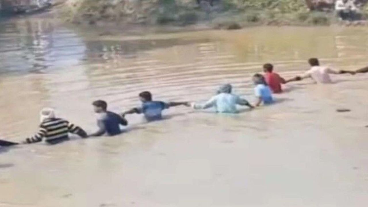 Traktör Gölette Devrildi! Çoğu Çocuk, Çok Sayıda Ölü Var