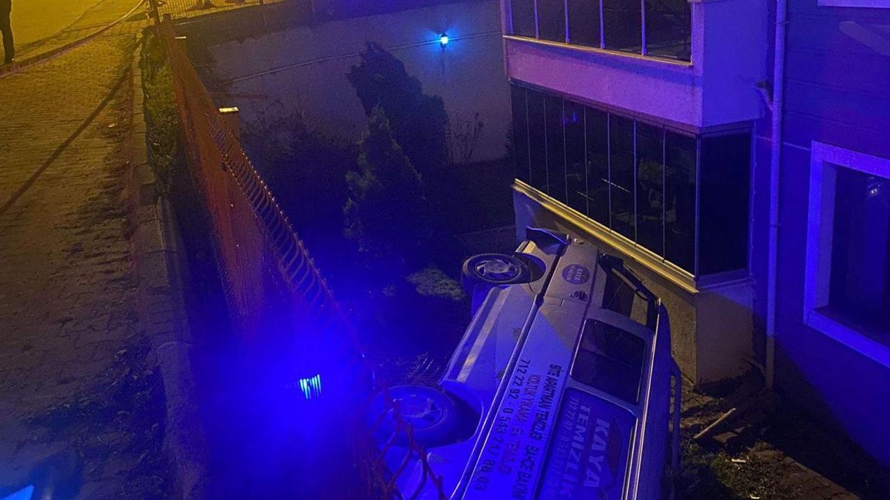 Sitenin Bahçesine Uçan Araçtaki 3 Kişi Yaralandı!