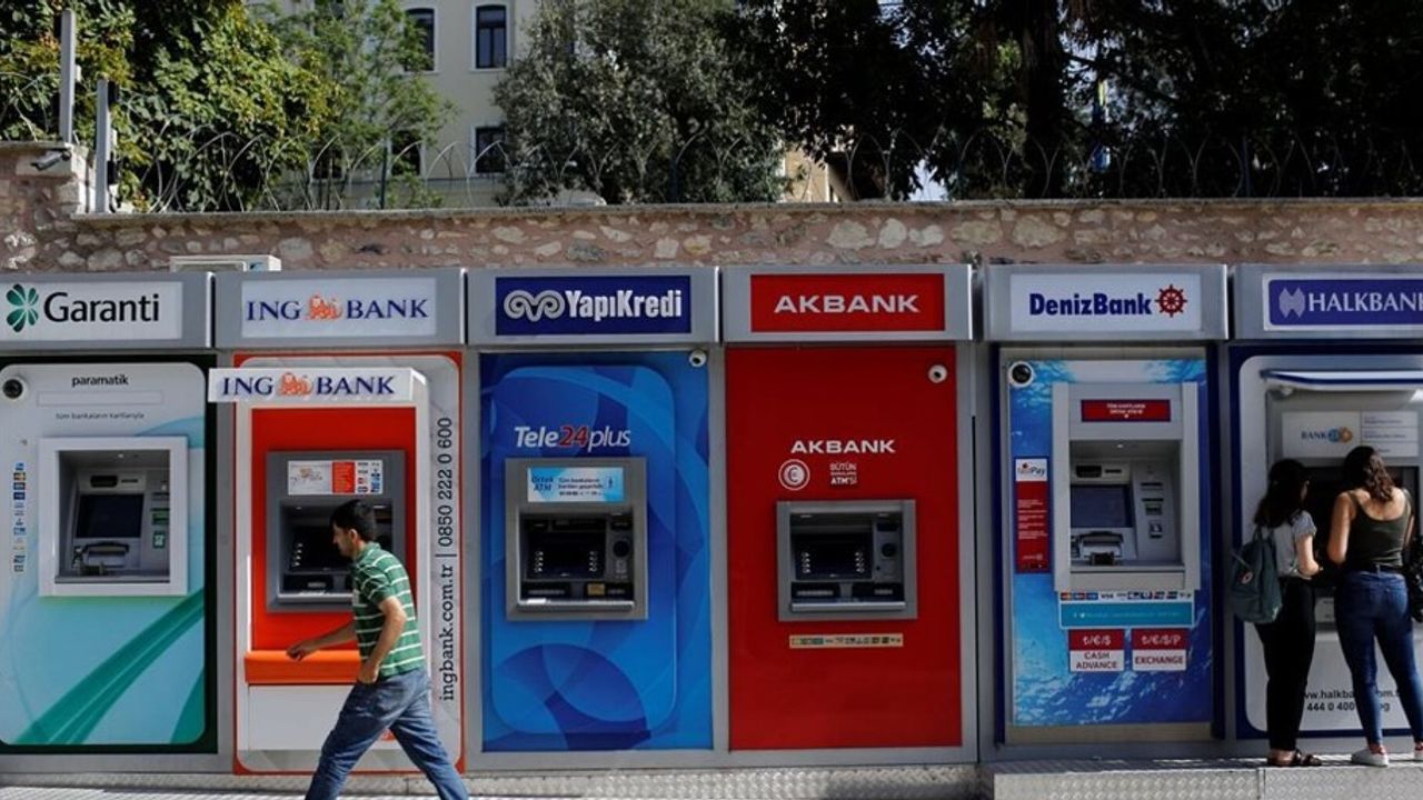 Bankaların İflas Tehlikesi: Müşteriler Paralarını Çekmek İçin Bankalara Koşuyor