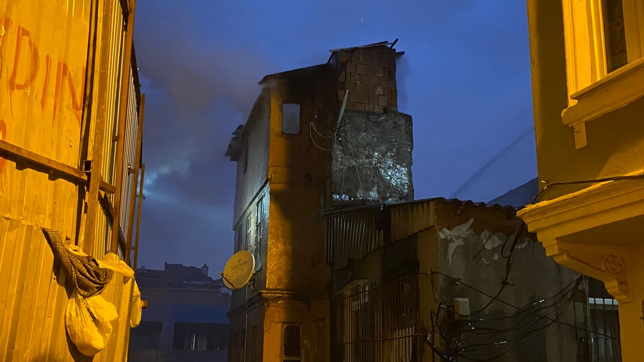 Beyoğlu'nda 3 Katlı Bina Alev Alev Yandı!