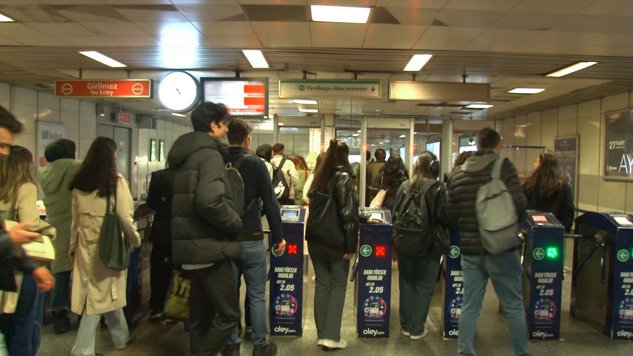 Mecidiyeköy Metroda Bir Kişi Raylara Atlayarak İntihar Etti!