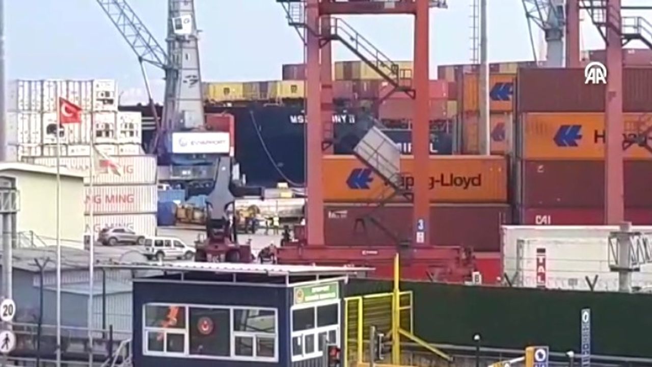 Limana Yanaşan Geminin Çarpmasıyla Devrilen Vinçlerde Hasar Oluştu!