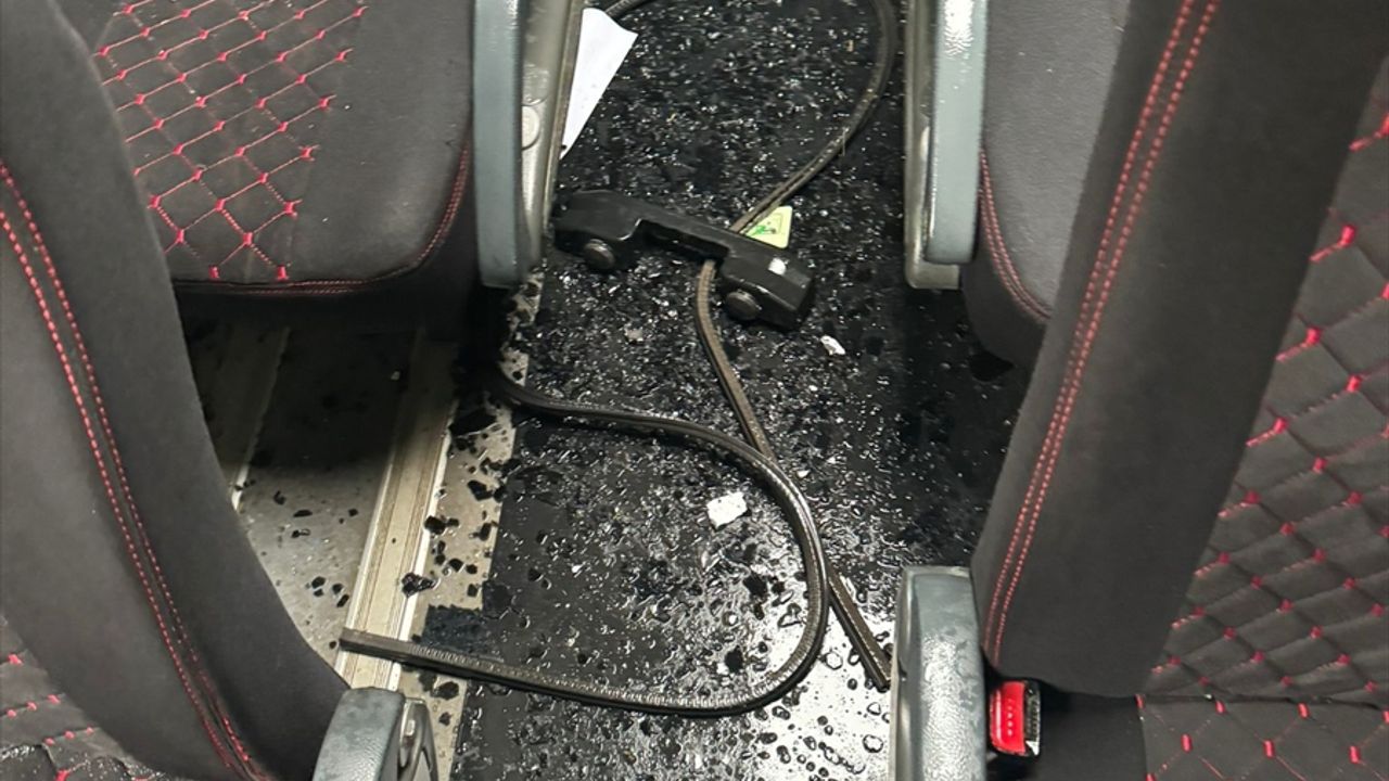 AK Parti Belediye Başkan Adayının Seçim Aracına Taşlı Saldırı!