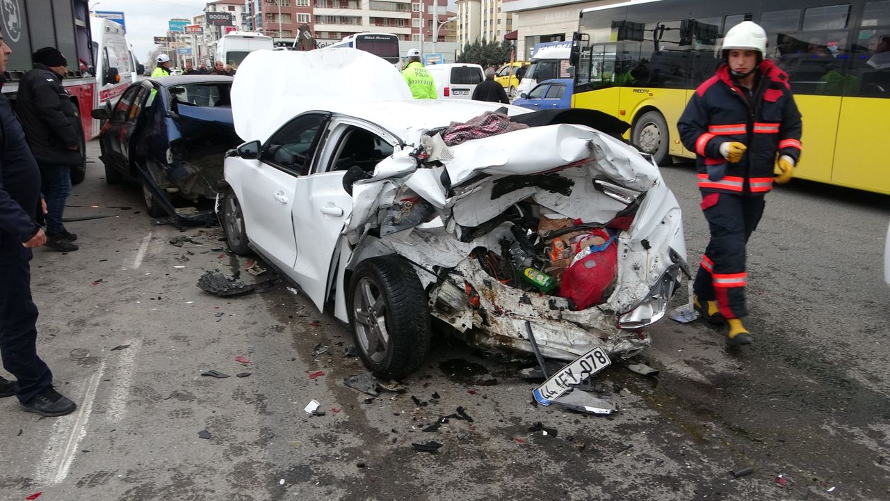 Zincirleme kazada can pazarı: 1’i ağır 5 yaralı