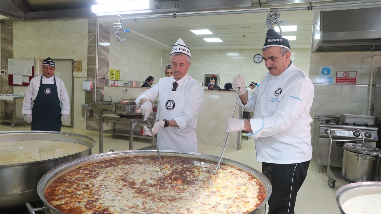 Tahmazoğlu Vatandaşlar İçin Kendi Elleriyle Yemek Yaptı!