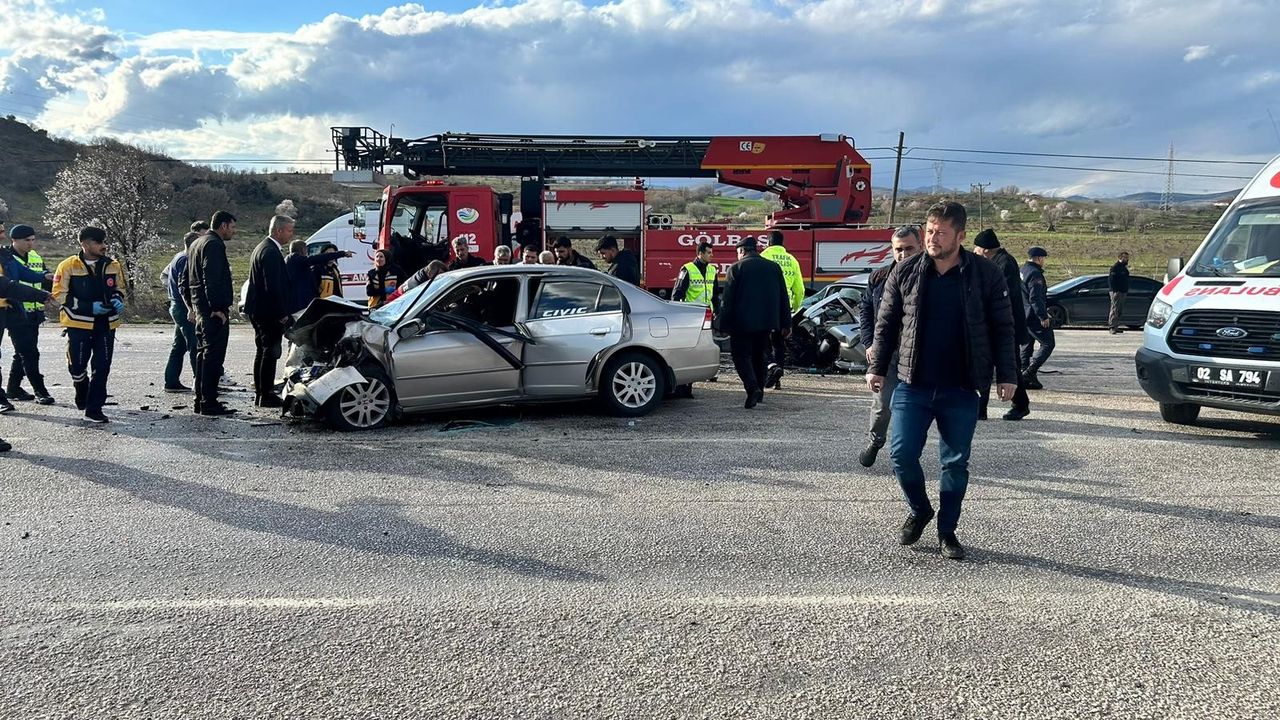 Feci Kaza! İki Otomobil Çarpıştı: Ölü ve Yaralılar Var