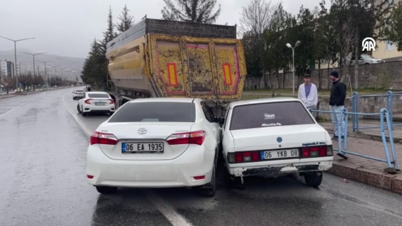 Dorseye Çarpan İki Otomobildeki 5 Kişi Yaralandı!