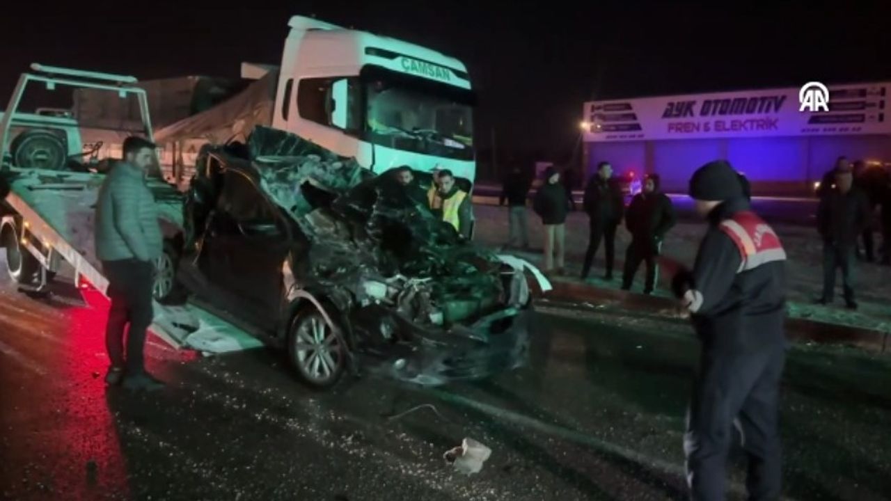14 Aracın Karıştığı Zincirleme Trafik Kazası: 2'si Ağır 7 Yaralı