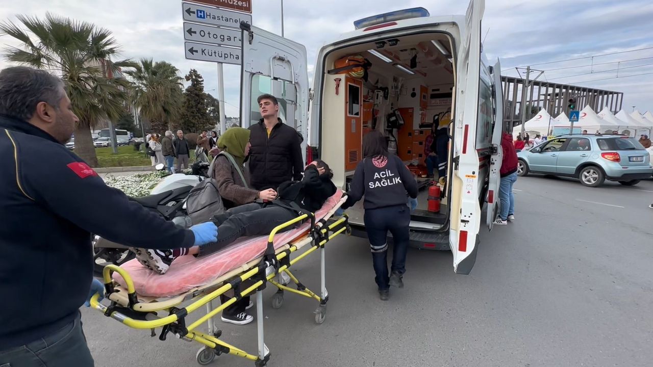 Kaza Yapan Araç Yayaların Bulunduğu Refüje Çıktı, Facianın Eşiğinden Dönüldü!