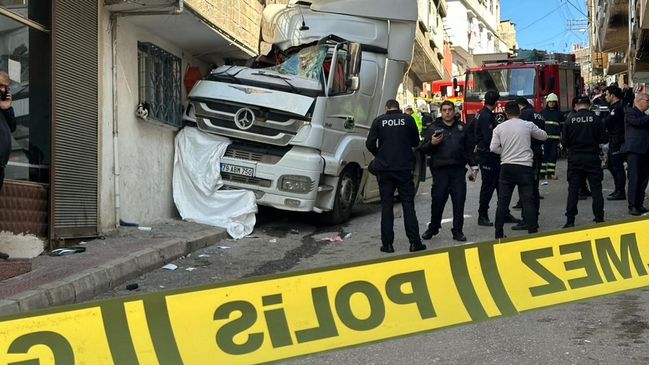 Gaziantep'te Feci Kaza: Freni Boşalan Tırın Ezdiği Kadın Hayatını Kaybetti!