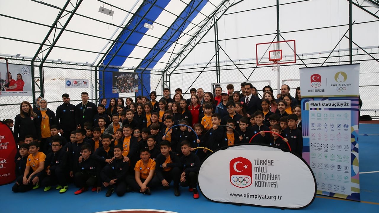 Fransa'nın Ankara Büyükelçisi Dumont, İslahiye'de Depremzede Çocukları Ziyaret Etti!