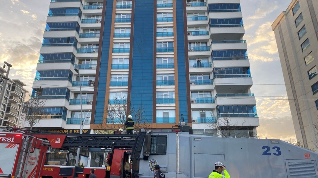 Yangına Müdahale Sırasında Yüksekten Düşen İtfaiye Personeli Yaralandı!