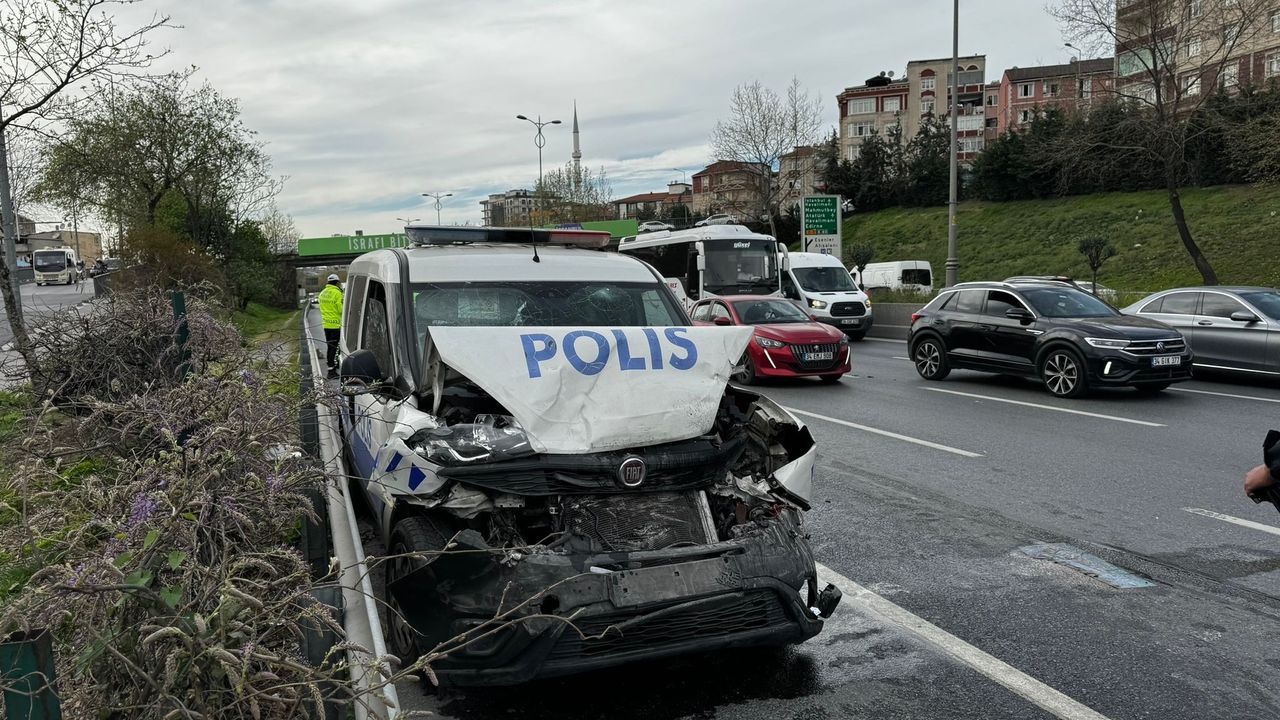 Polis Aracı ile Servis Minibüsü Çarpıştı: 4 Yaralı