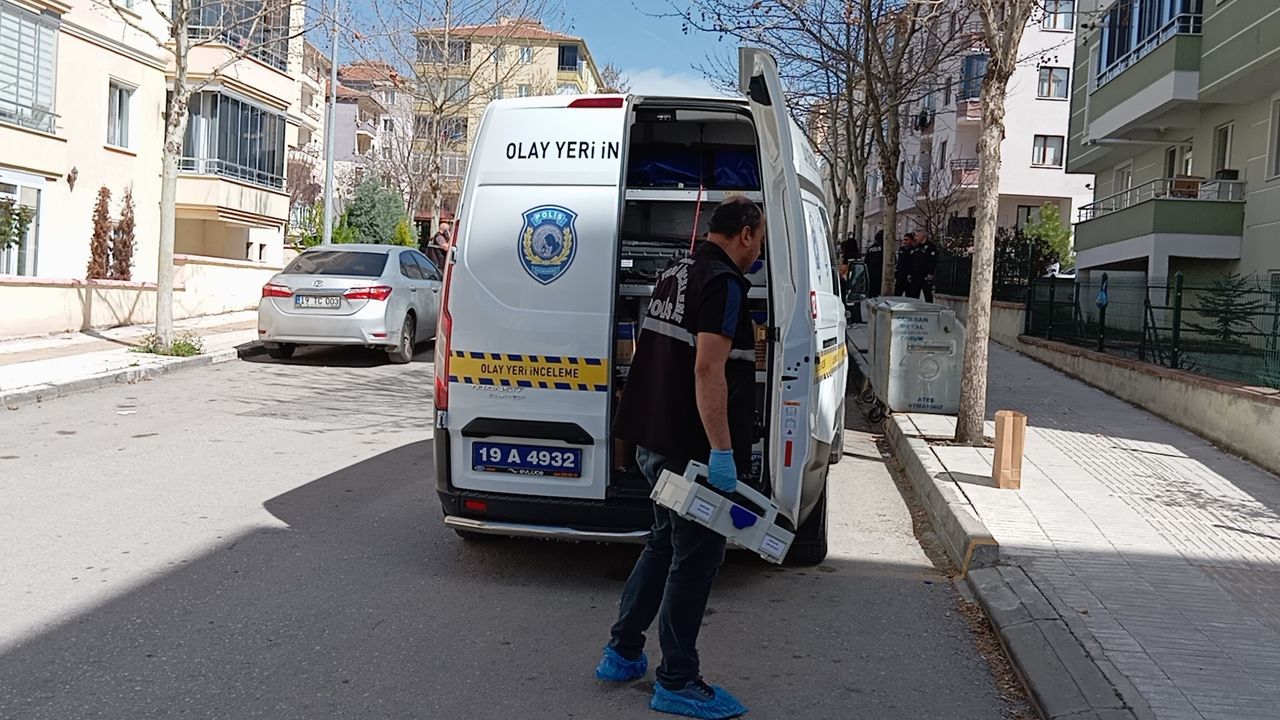 Cezaevi Firarisi, Eşini Öldürmek İçin Gittiği Evde Polisi Görünce Kendini Vurdu!