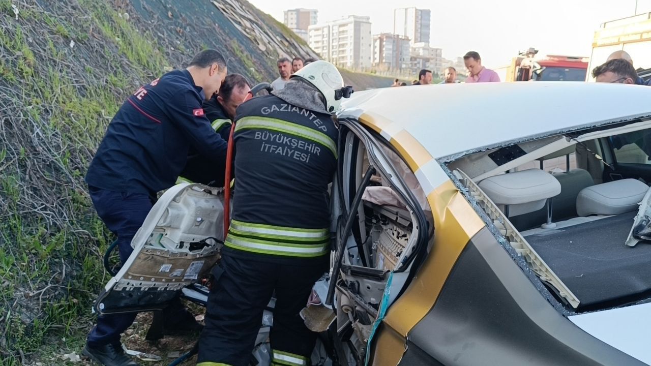 Kontrolden Çıkan Araç Karşı Şeritteki Otomobille Çarpıştı: 4 Yaralı