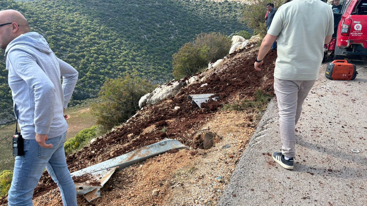 Bariyerlere Çarpan Kamyon 50 Metrelik Uçurumdan Yuvarlandı: 1 Ölü