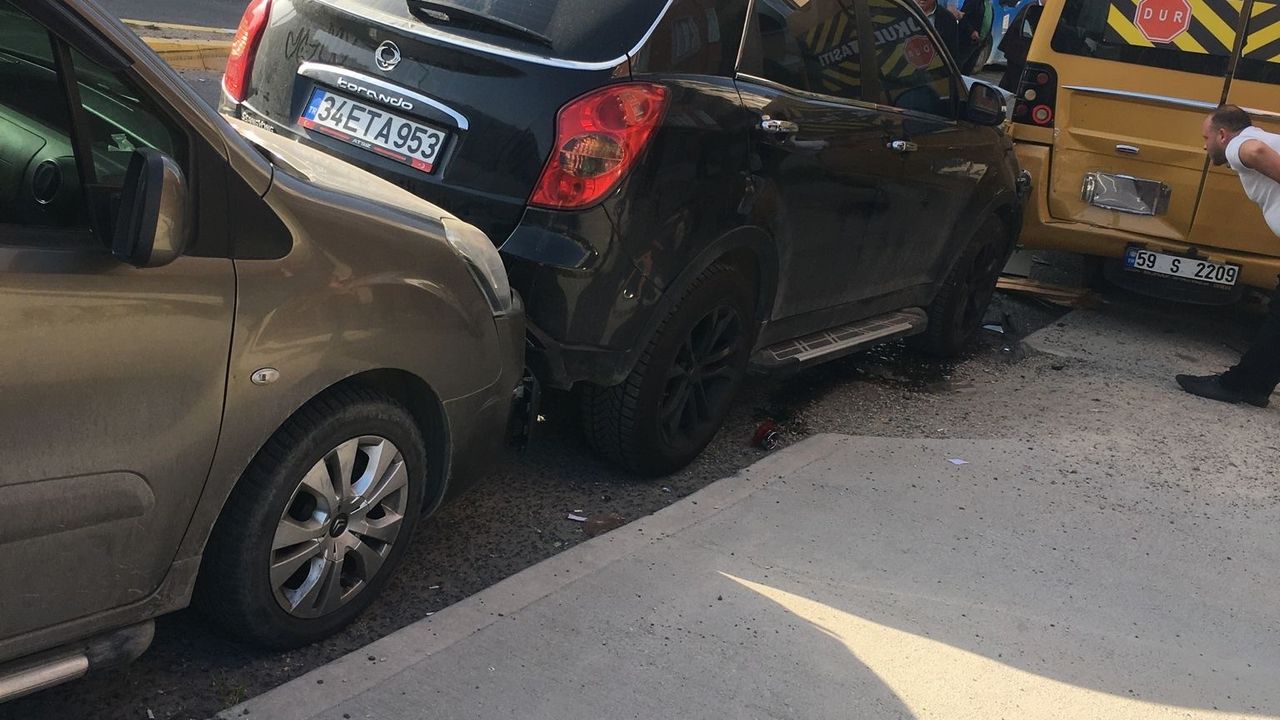 El Frenini Çekmeyi Unutunca 3 Araca Çarptı!