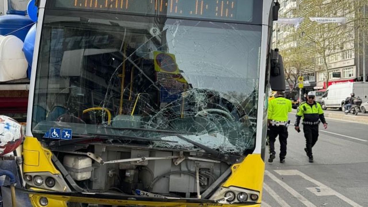 Otobüsü Kaldırımdaki 2 Kişiye Çarptı: O Anlar Kamerada
