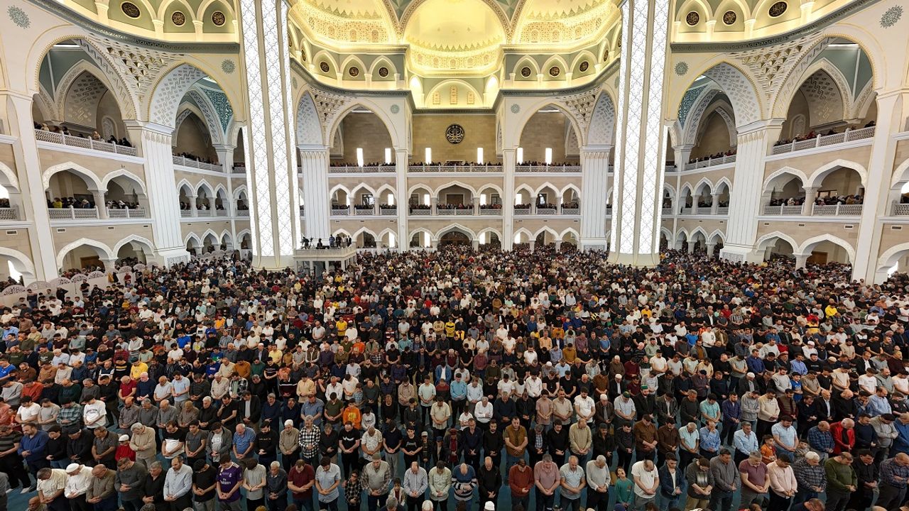 Kadir Gecesi'nde Şahinbey Millet Cami doldu taştı