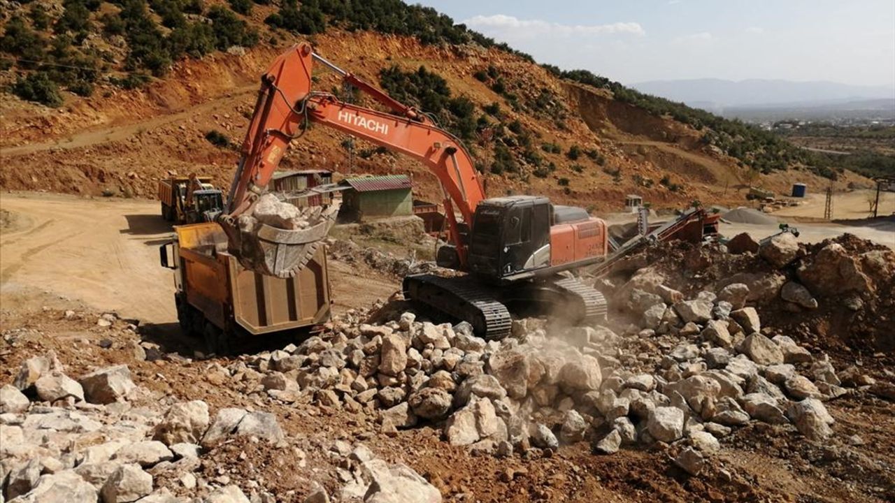 Gaziantep'te depremde kapanan mahallelerinin yolu açıldı!
