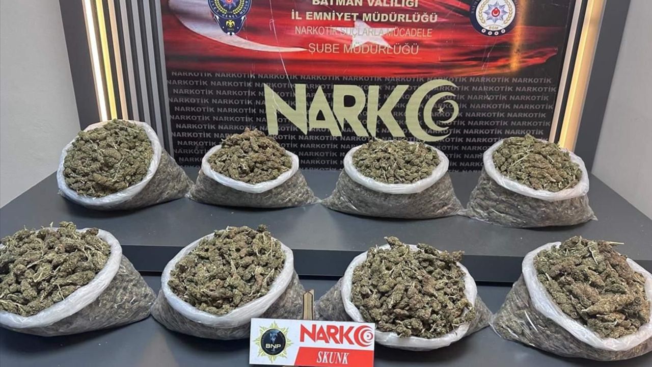 Polisi Görünce Kilolarca Uyuşturucuyu Attı!