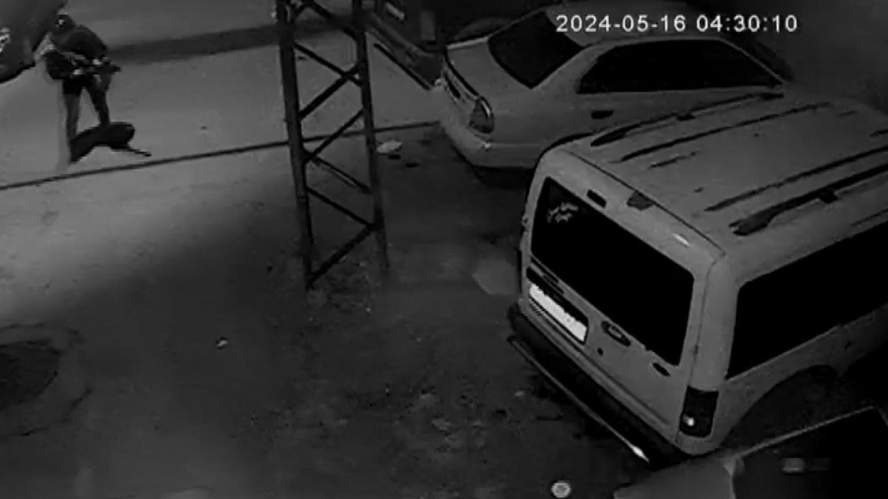 Gaziantep’te Bir Araç Önce Kundaklandı, Sonra Kurşun Yağmuruna Tutuldu