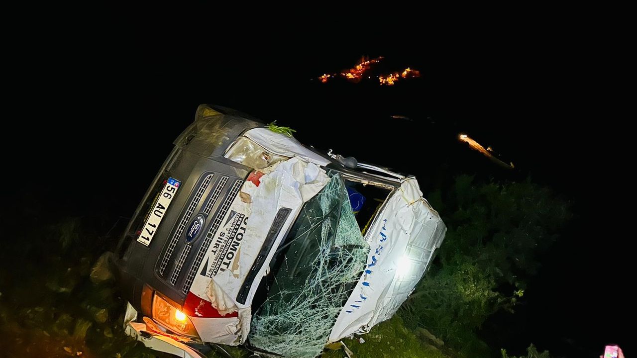 Minibüs şarampole yuvarlandı! Yaralılar var!
