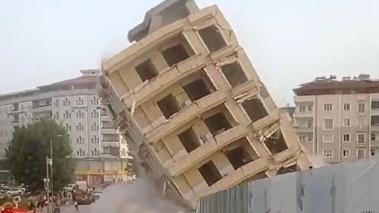 Gaziantep’te Ağır Hasarlı Bina Çöktü!