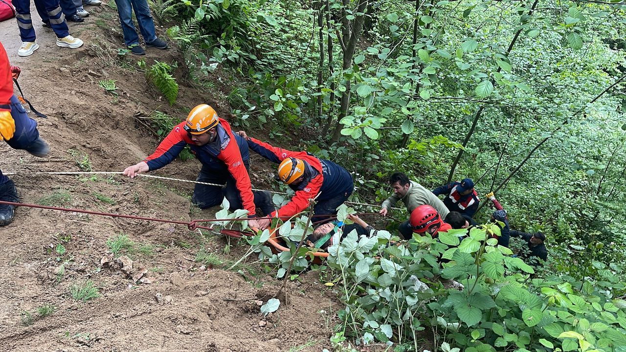 Kontrolden Çıkan Araç Uçuruma Yuvarlandı: 1 Ölü, 4 Yaralı