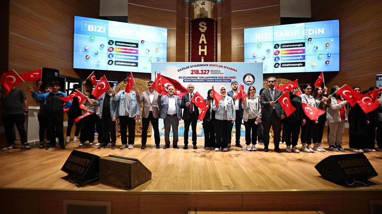 Gazi Torunları Çanakkale’de Ecdada Dua Ediyor