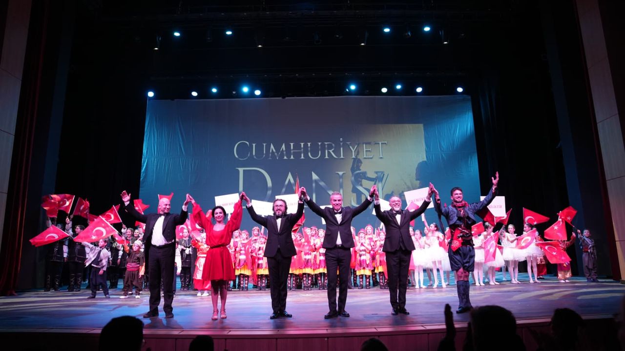 Gaziantep’te 29 Ekim Coşkusu Cumhuriyet Dansı ile taçlandı! İzleyenler unutulmaz anlar yaşadı