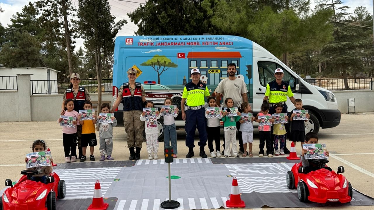 Gaziantep'te öğrencilere trafik kuralları anlatıldı! Çeşitli hediyeler verildi