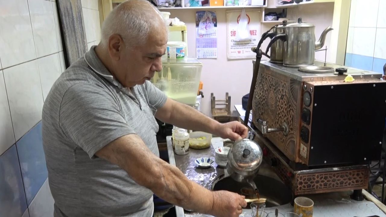 Gaziantep’te Tarihi Bakırcılar Çarşısı'nın yarım asırlık çaycısı! 50 yıldır mesleğini severek sürdürüyor