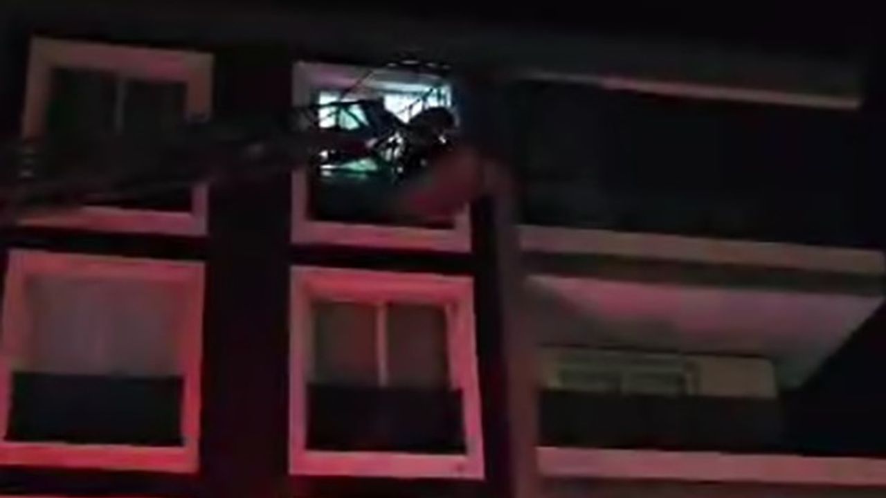 İzmir'de korku dolu anlar! Depreme vinçte yakalandılar...