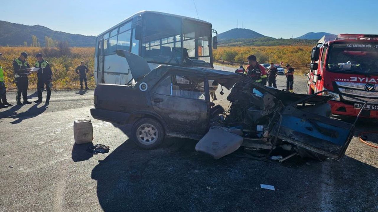 Tarım işçilerini taşıyan midibüs otomobille çarpıştı: Çok sayıda ölü ve yaralı var!