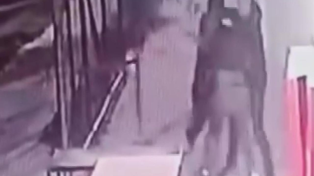 Lise öğrencilerini dövüp bacaklarından bıçakladılar